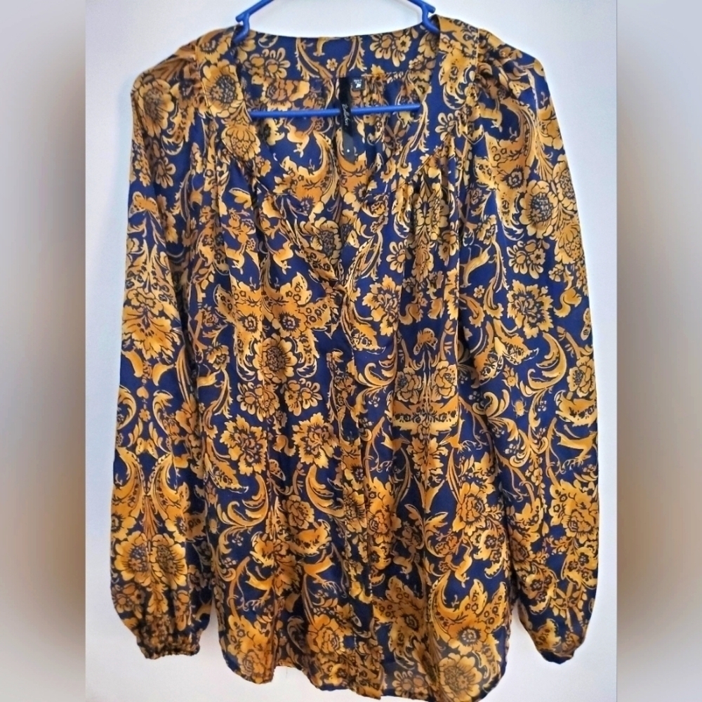 Silk button up beautifully designed womens blouse size medium